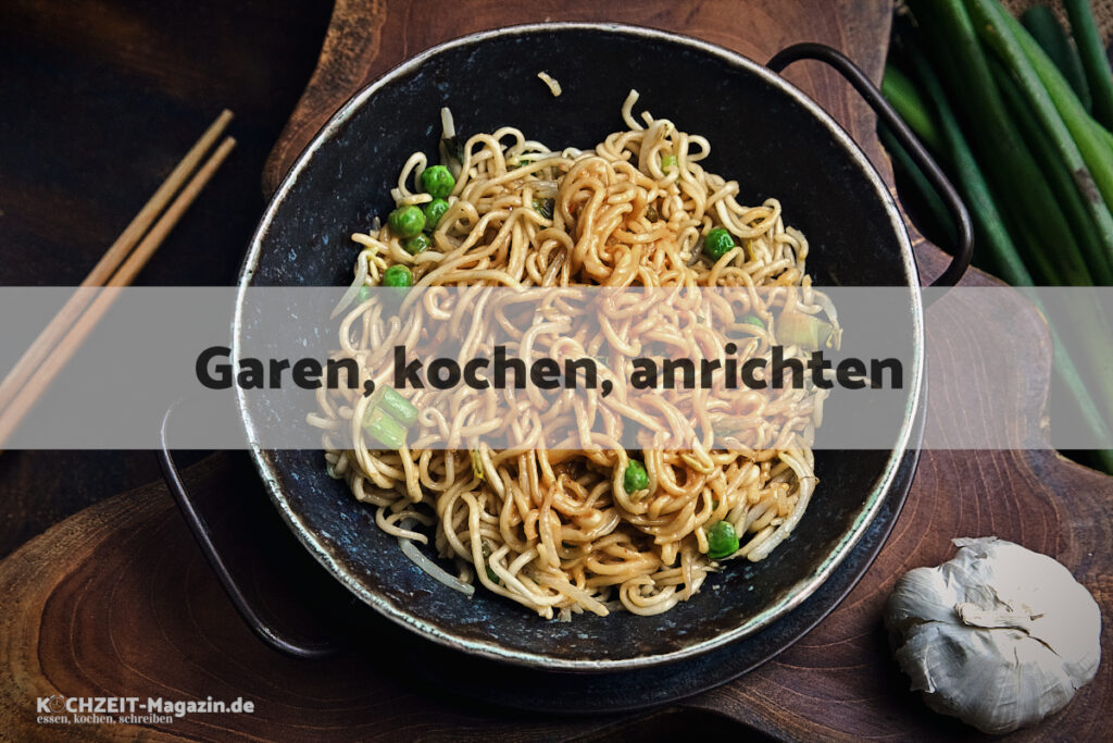 Nudeln mit Erdnuss Soße garen