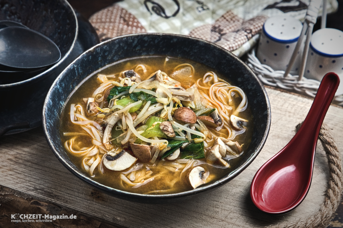 Asiatische Gemüsesuppe mit Reisnudeln, so einfach, so lecker