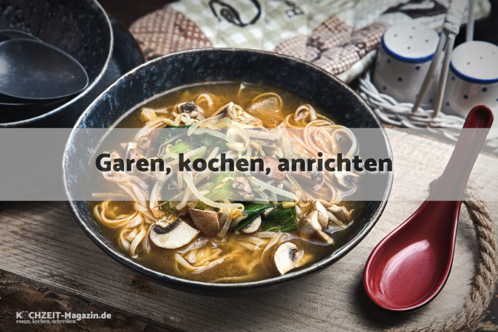 Asiatische Gemüsesuppe mit Pilzen garen
