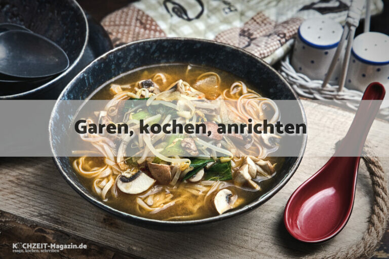 Asiatische Gemüsesuppe mit Pilzen garen