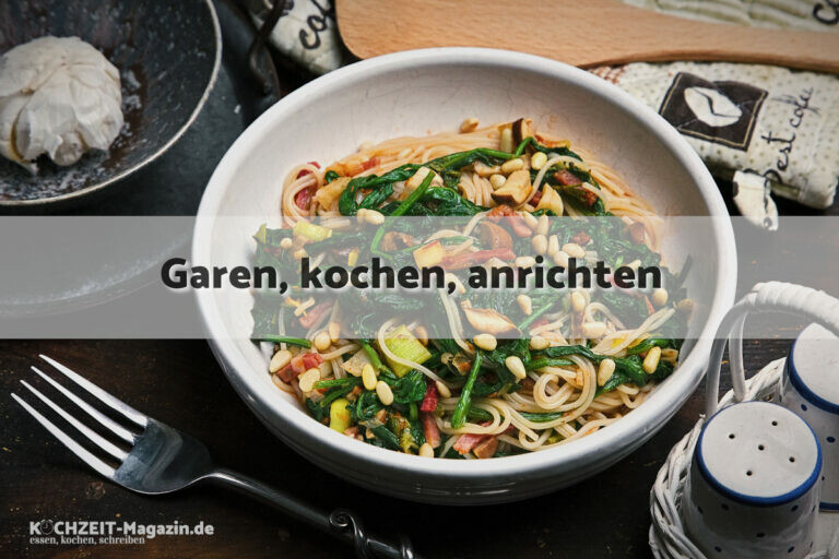 Pasta mit Spinat und Pilzen garen