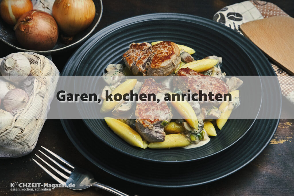 gebratenes Schweinefilet auf Champignonschupfnudeln garen