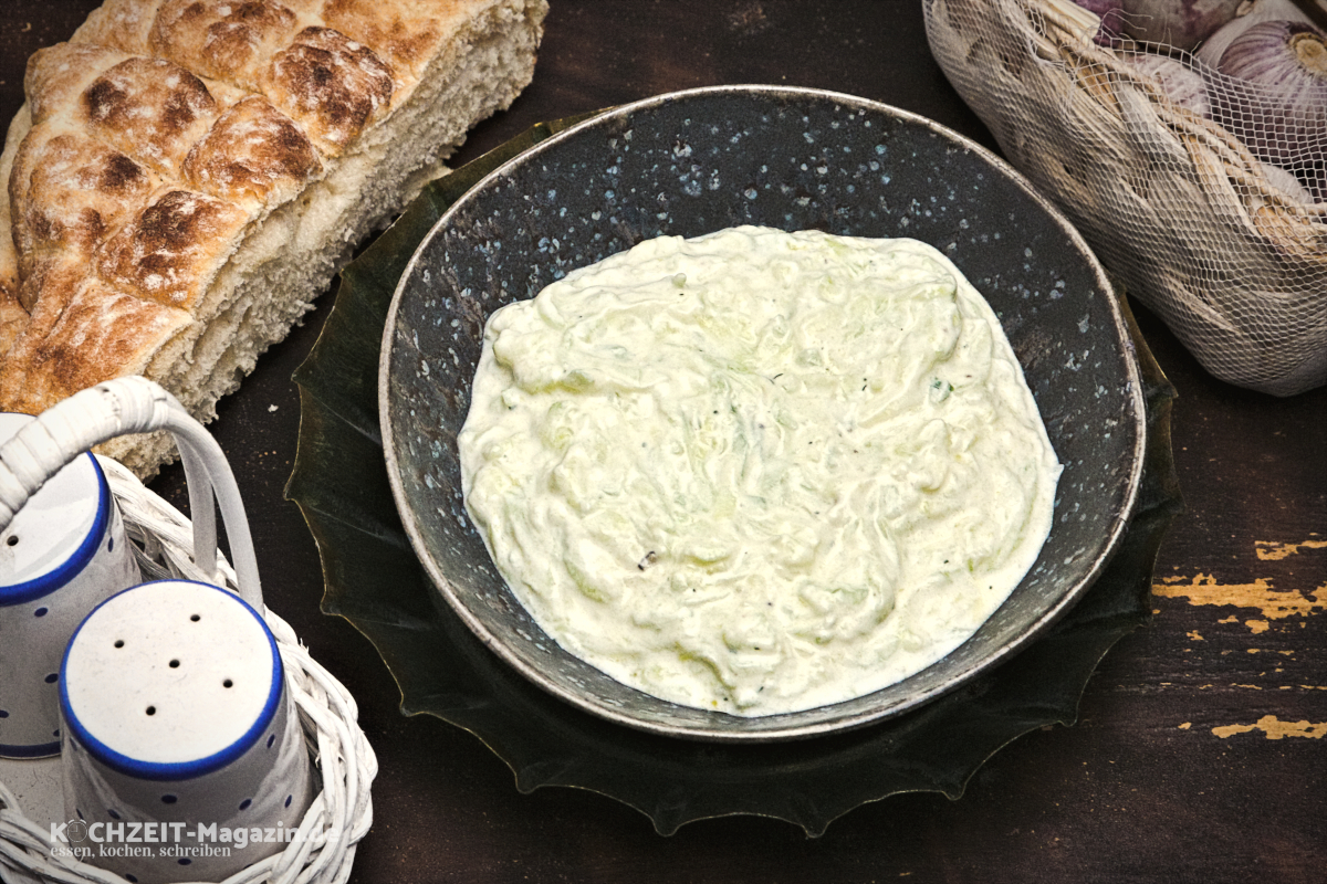 Tsatsiki oder griechischer Gurkensalat, die beliebte Beilage zu vielen Gerichten