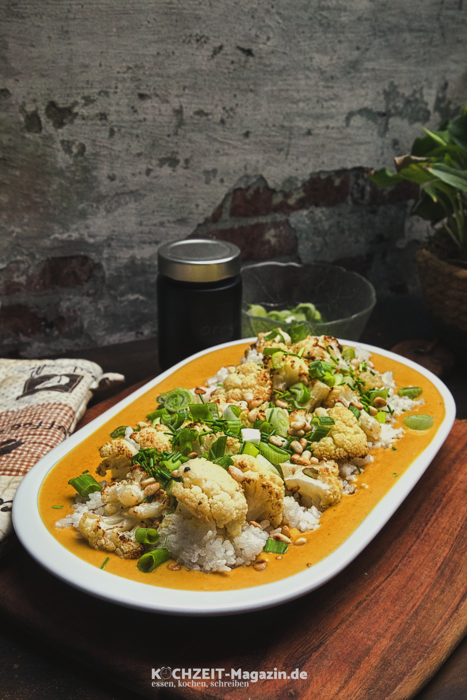 Blumenkohl Erdnuss Curry Soße Abbildung 1 Blumenkohl aus dem Ofen mit Curry-Erdnuss-Soße
