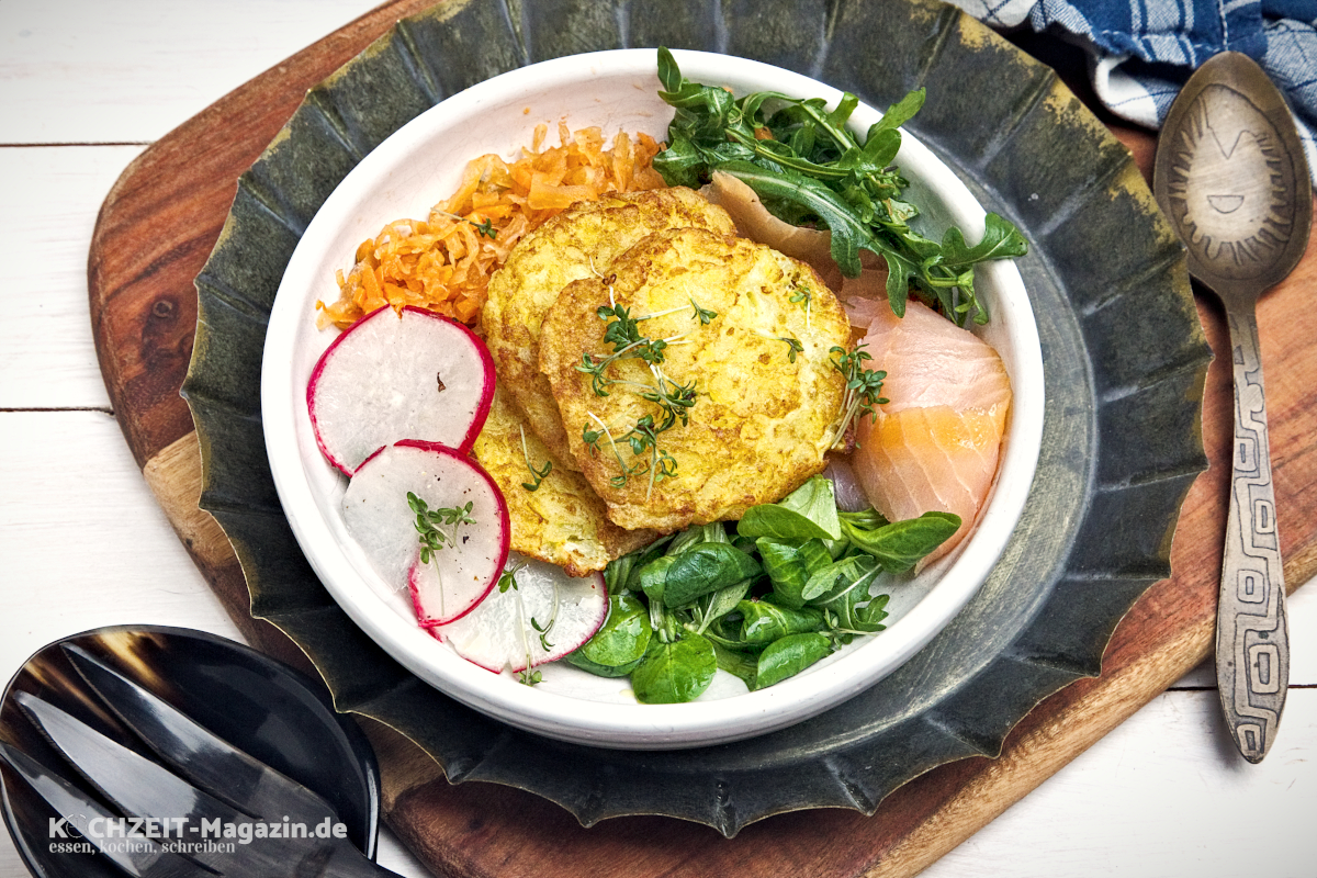 Menü: einfacher Lachssalat mit Rösti für die Feierabendküche