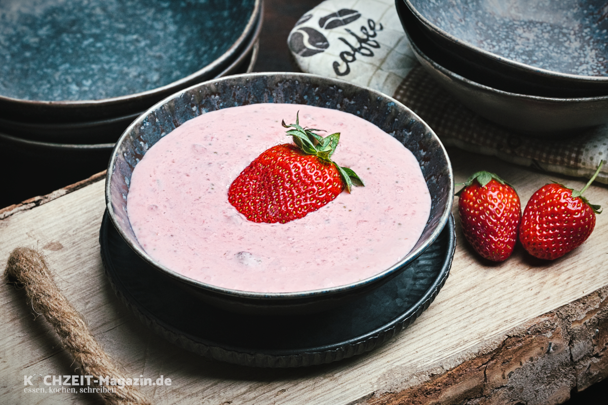 Erdbeeren mit Joghurt, ein einfaches Dessert oder erfrischender Snack