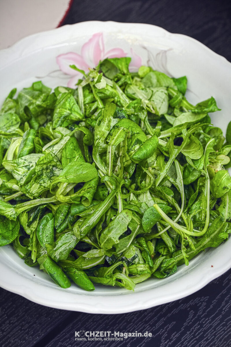 Grüner Salat mit Feldsalat, Rucola und Bärlauch