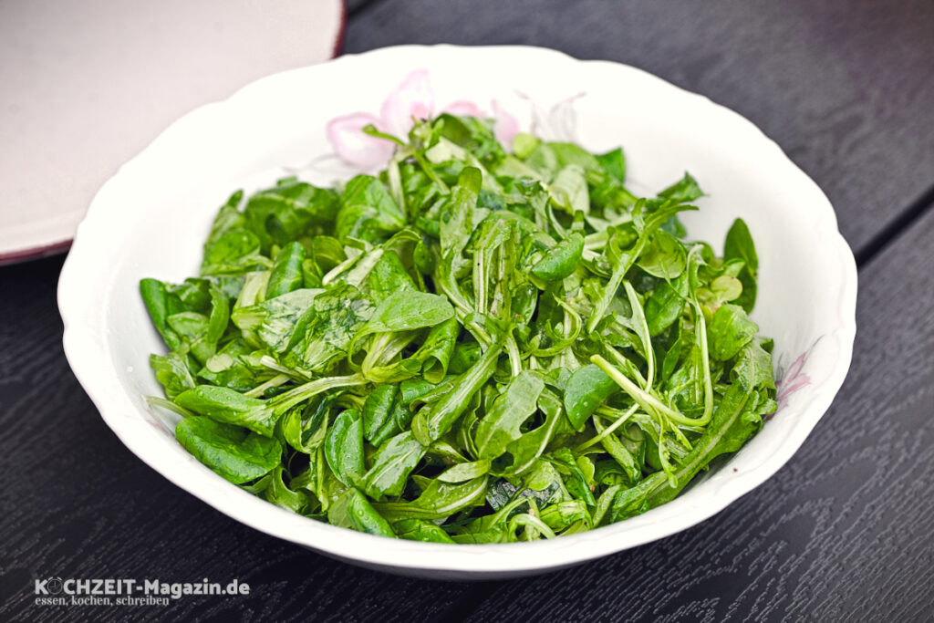 Grüner Salat mit Feldsalat, Rucola und Bärlauch