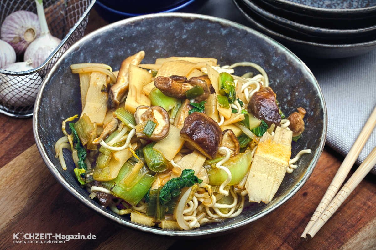 Wokgemüse mit Reisnudeln, knackig, frisch und lecker zum Feierabend