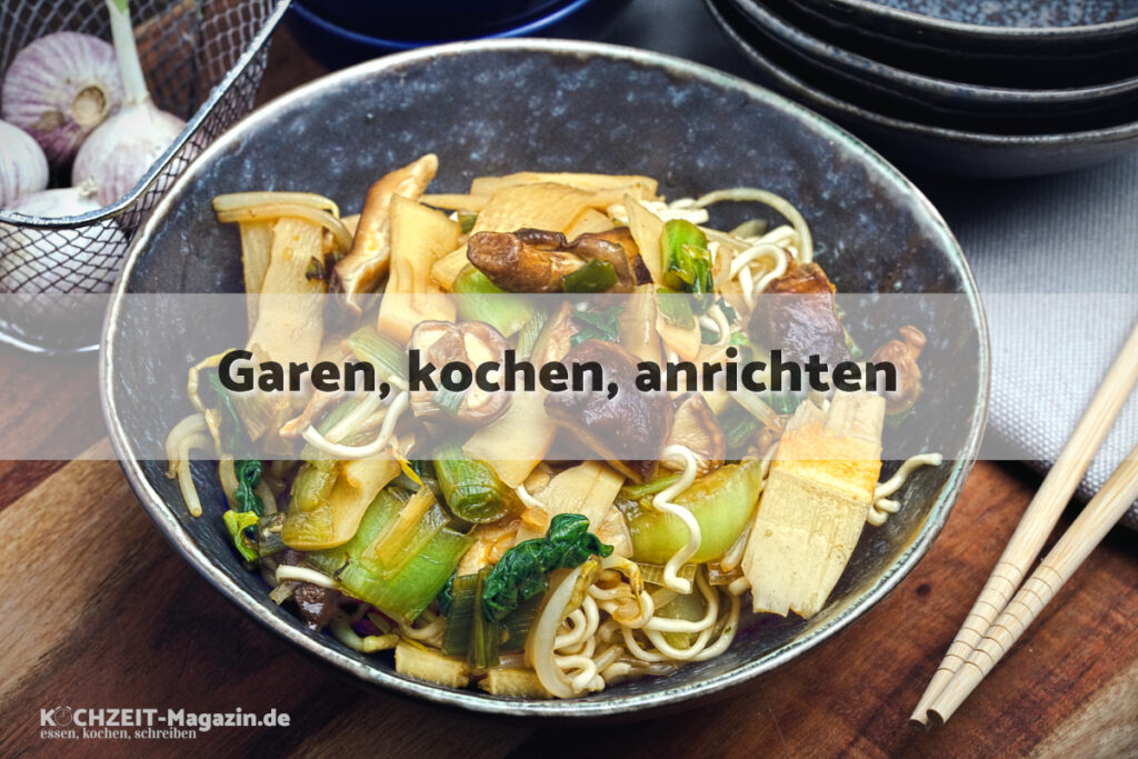 Wok Gemüse Nudeln garen