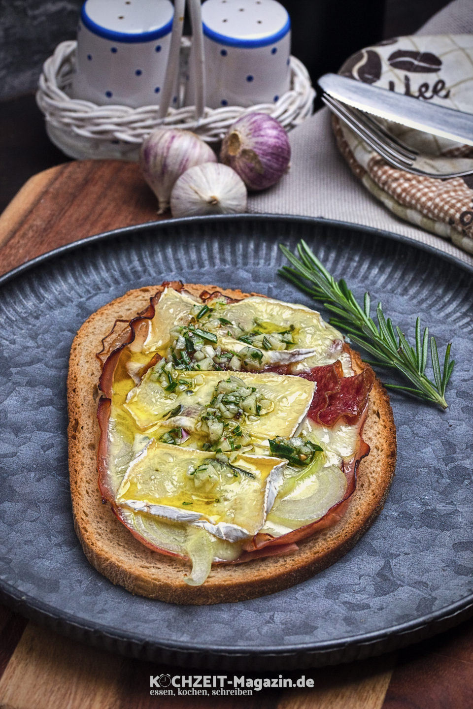 ueberbackenes Brot Salami Abbildung 1 Überbackenes Brot mit Schinken, Salami, Blauschimmelkäse