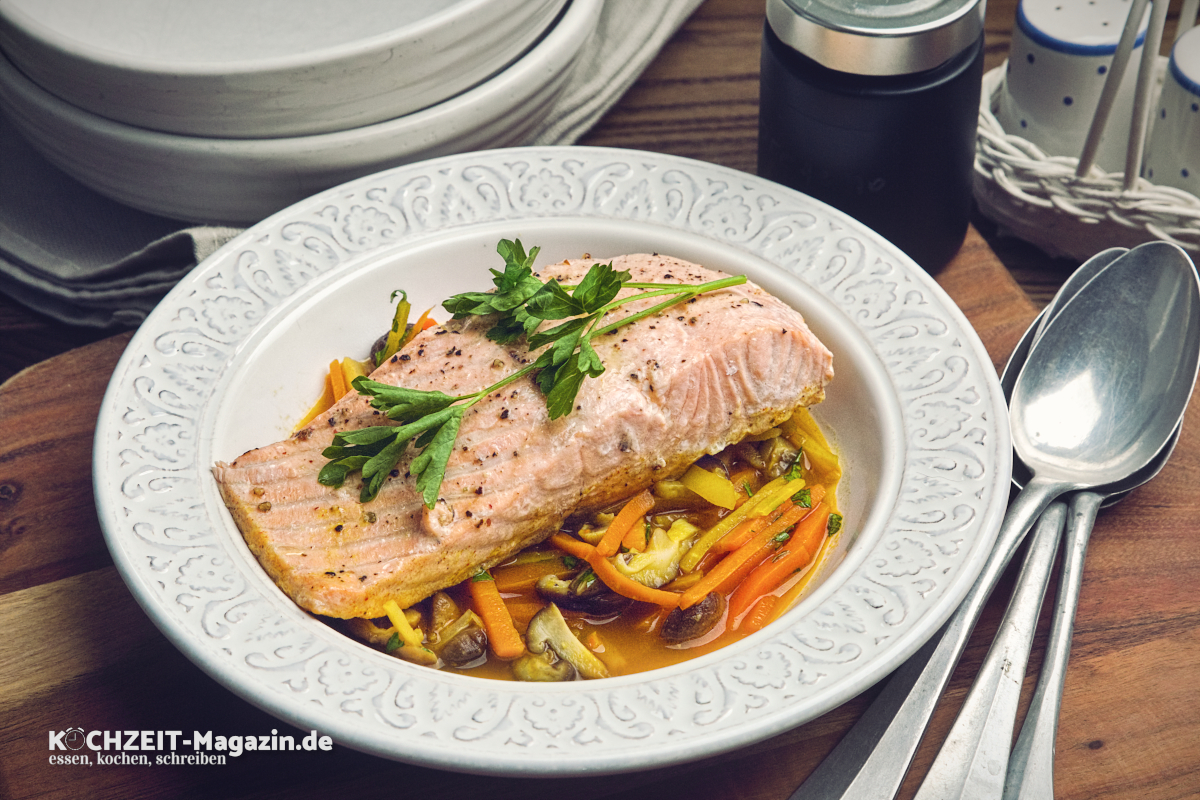Gedämpfter Lachs auf Gemüsesud, leicht, gesund & voller Geschmack