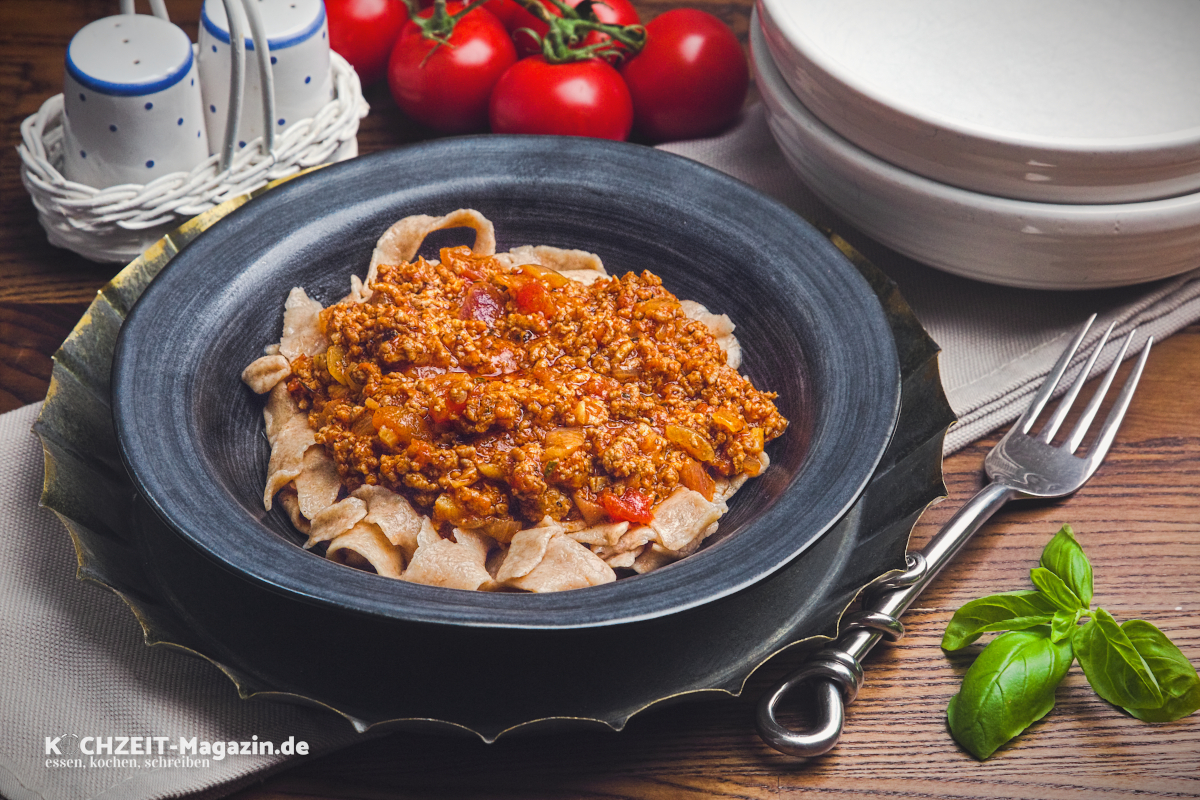 Pappardelle mit Ragout, hausgemachte Dinkelvollkorn-Nudeln, herzhaft gut