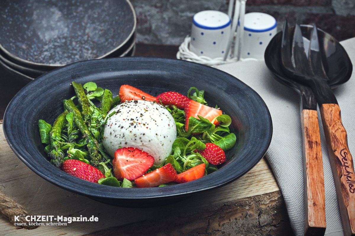 Spargelsalat mit cremiger Burrata & süßen Erdbeeren, leicht & köstlich