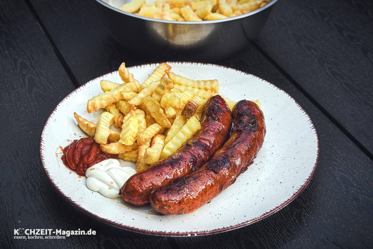 Käsekrainer mit Pommes Rezept Italienischer Bohneneintopf