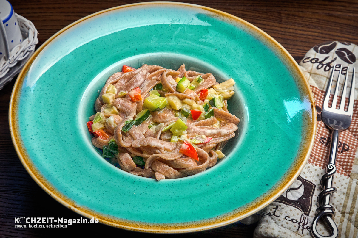 Dinkel Vollkorn Pasta mit Gemüse und einer einfachen Soße, schnell gekocht