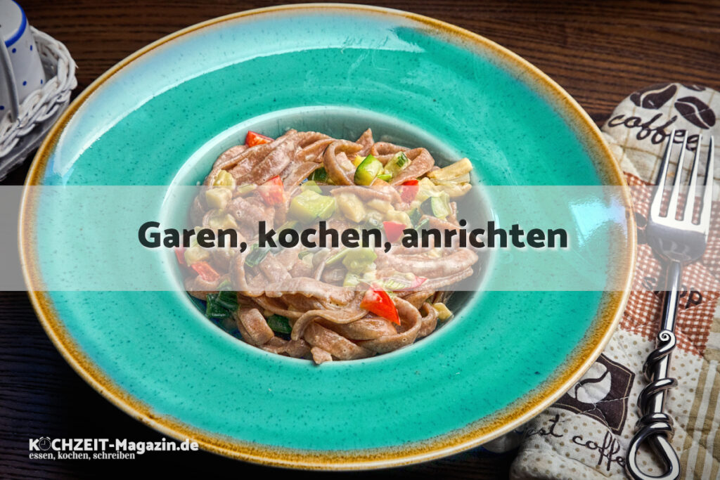 Tagliatelle Gemüse Soße garen