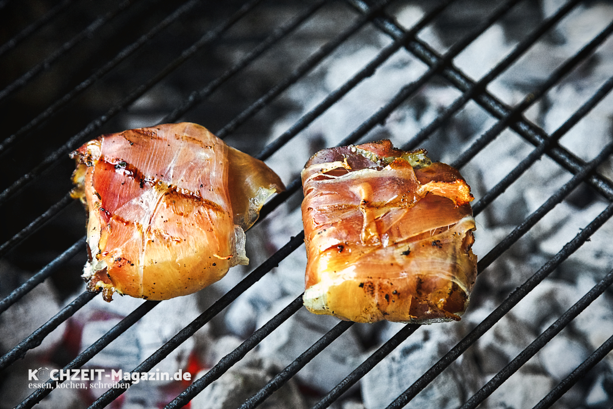 Gegrillter Quargel (Harzer Käse) im Speckmantel, würzig & deftig grillen