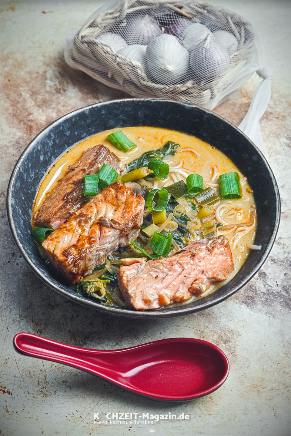 Asiatische Kokos Suppe Lachs Abbildung 1 Asiatische Kokossuppe mit Lachs und viel Gemüse