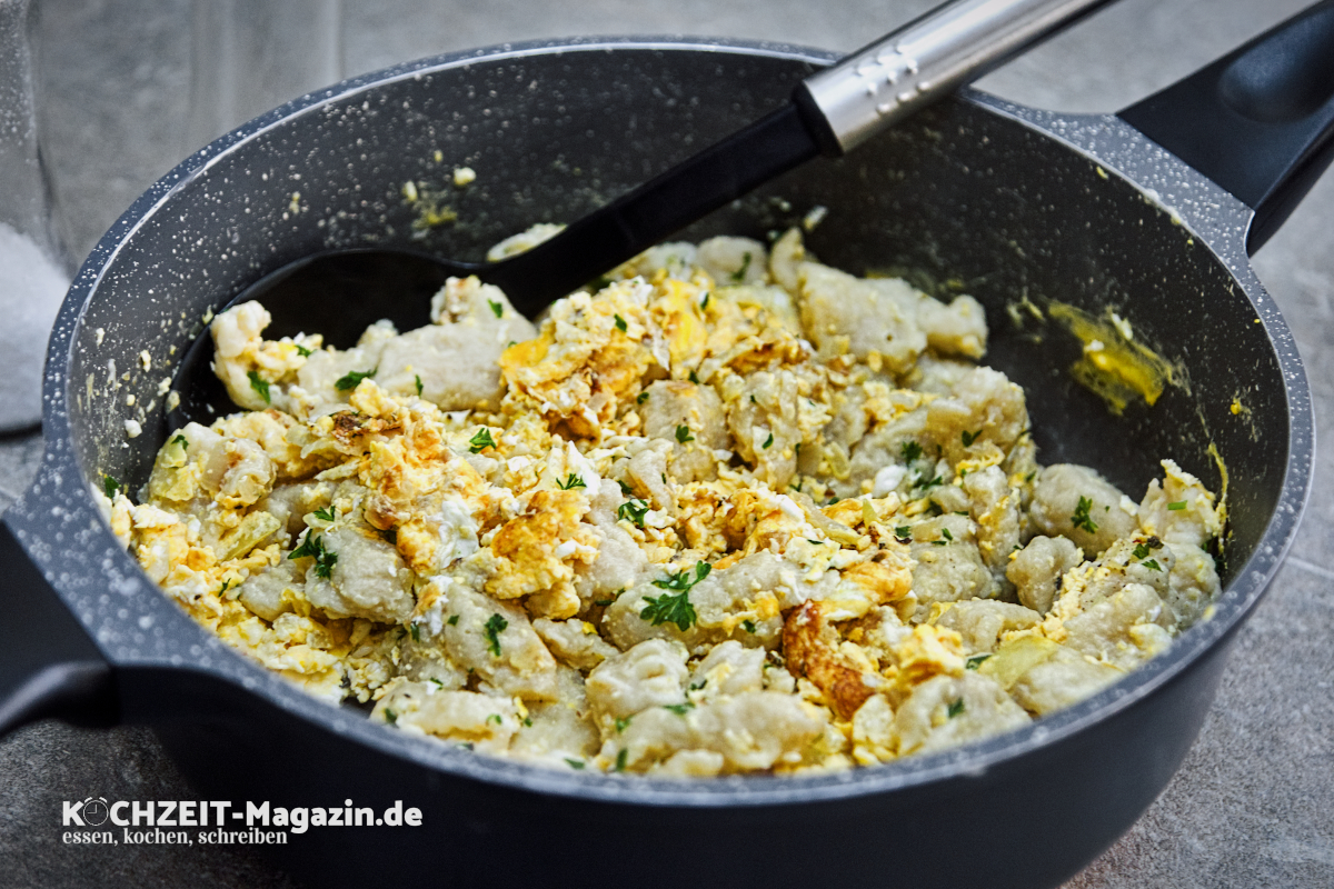 Klassische Eiernockerl aus Omas schneller und einfacher Küche, in viel Ländern beliebt