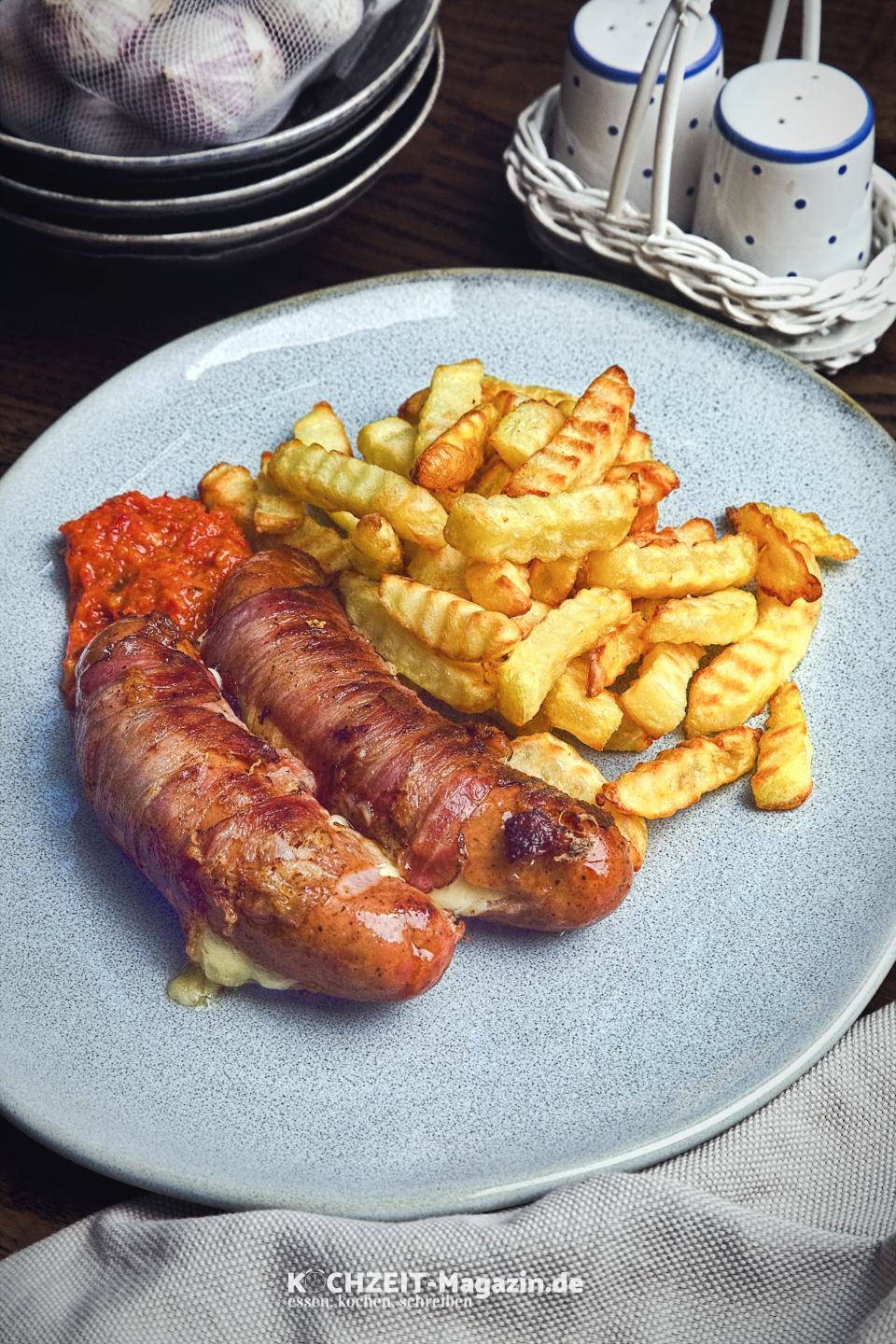 Gefüllte Bratwurst mit Speck und Käse
