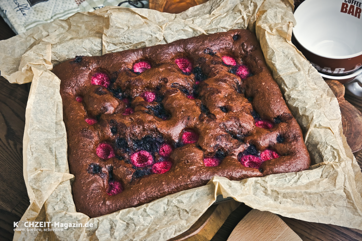 Himbeer Heidelbeer Kuchen mit Schokoladenteig