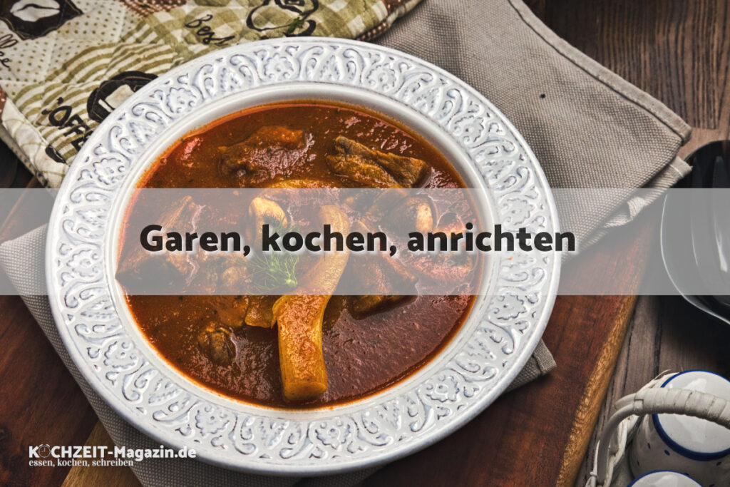 Schweinegulasch mit Fenchel und Pilzen garen