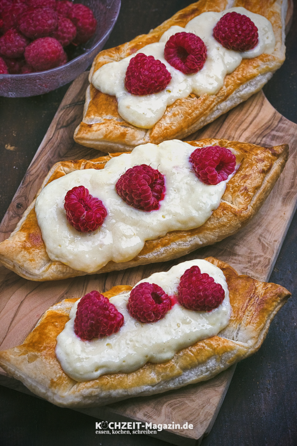 Blätterteigtaschen mit Pudding und Himbeeren