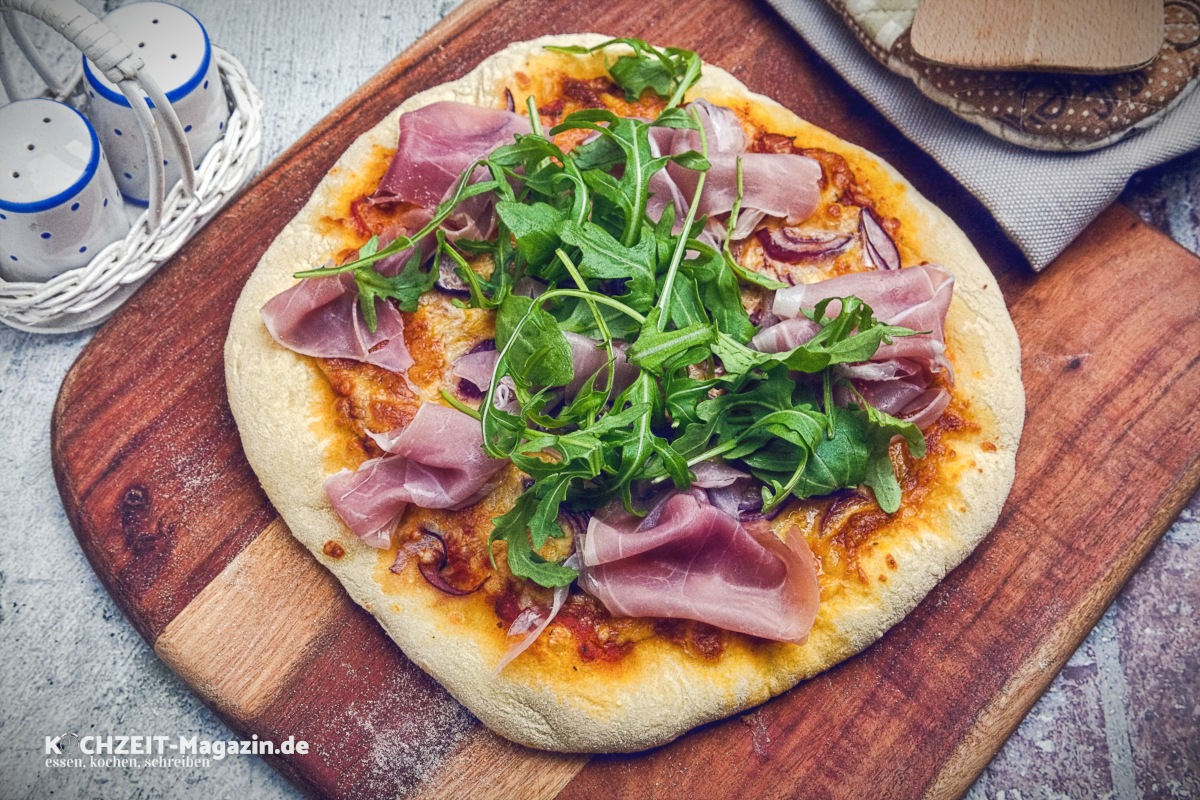 Pizza Prosciutto e Rucola, zu Hause im Kachelofen bzw. Backofen