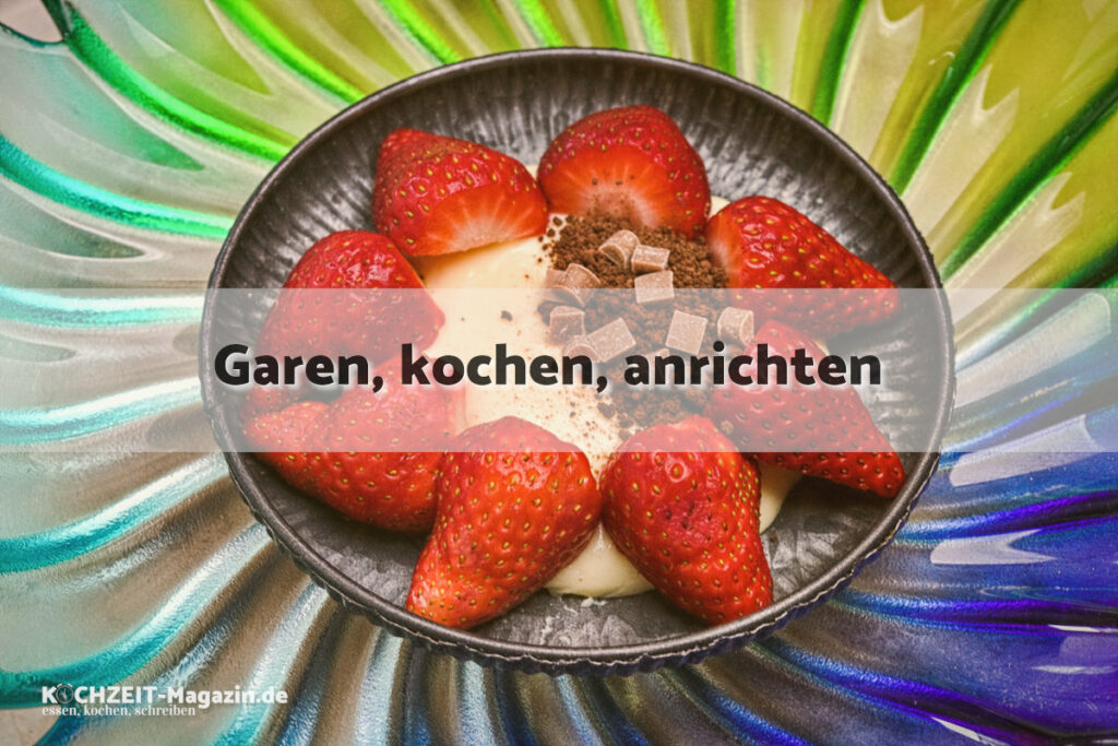 Pudding mit Erdbeeren garen