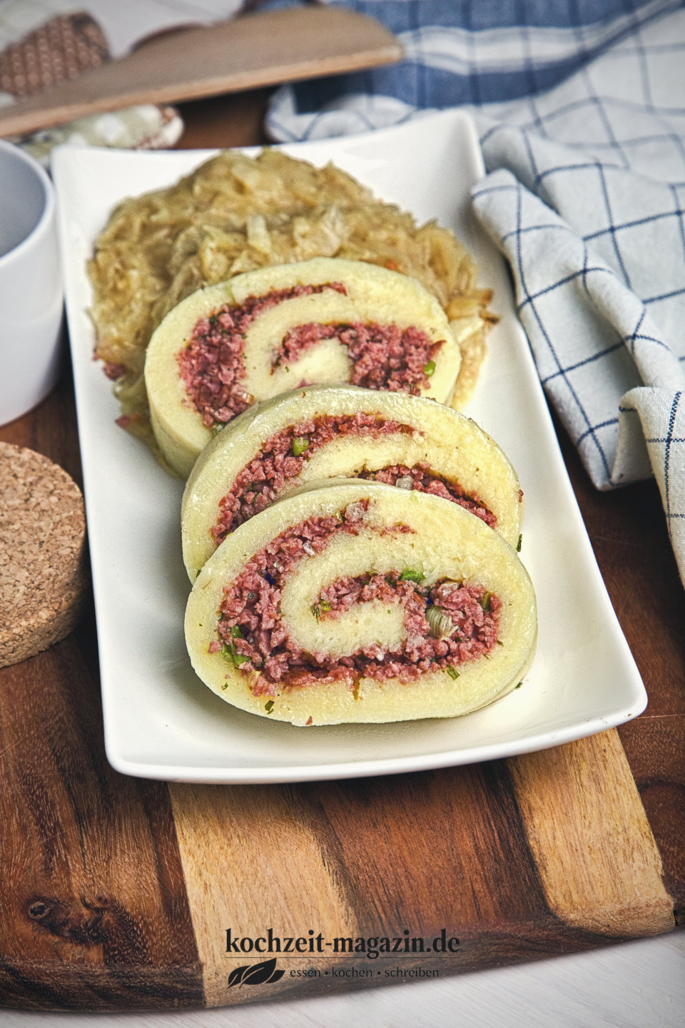 Kartoffelroulade mit würziger Wurstfüllung