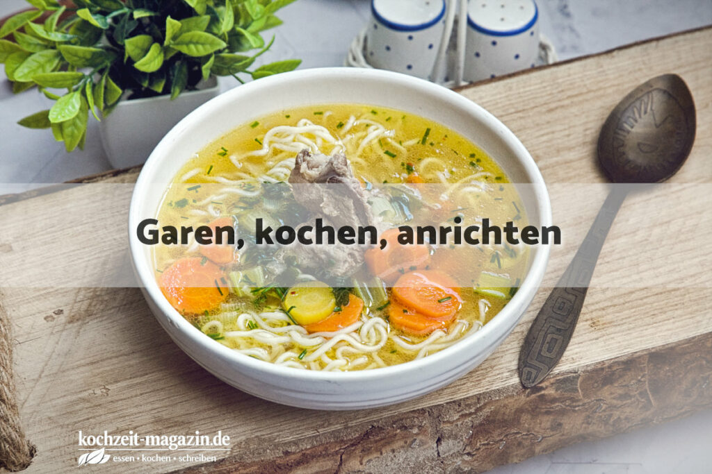 Fleischsuppe mit Nudeln garen