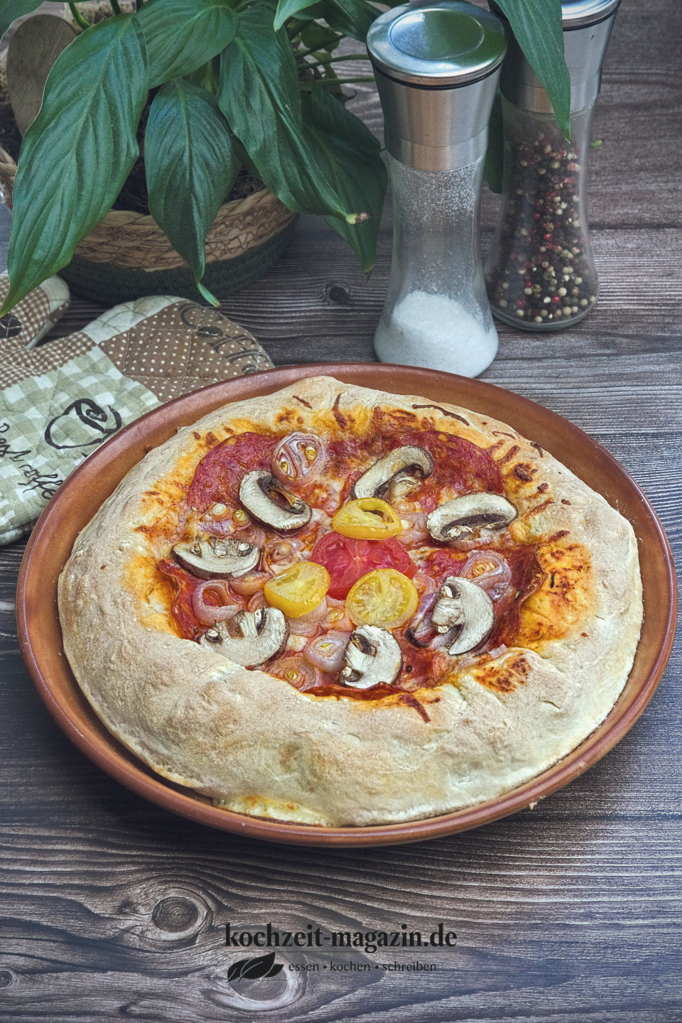Pizza mit Käserand Salami