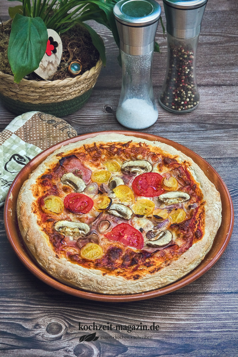 Pizza mit Kochschinken und Pilzen