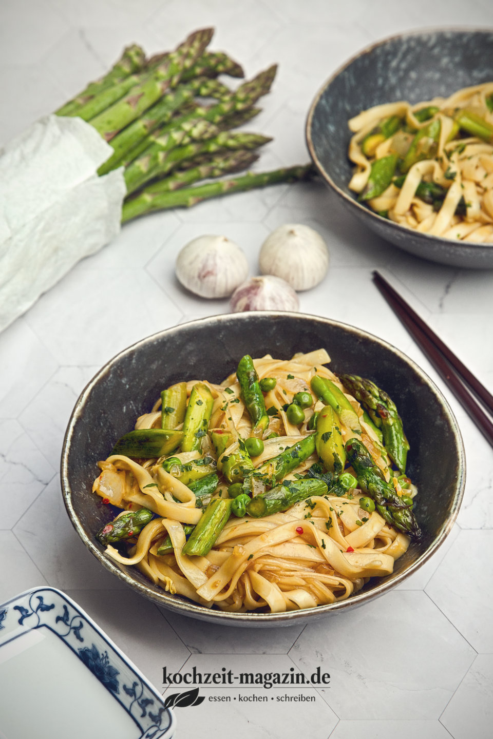 Gebratene Nudeln mit Spargel
