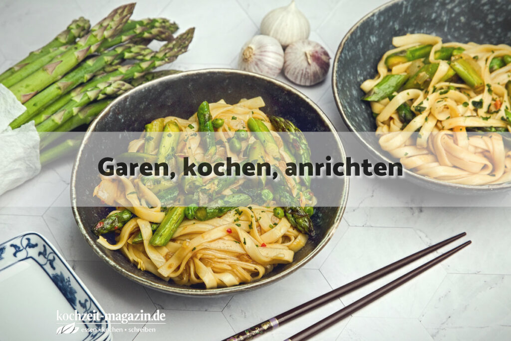 gebratene Nudeln mit Spargel garen
