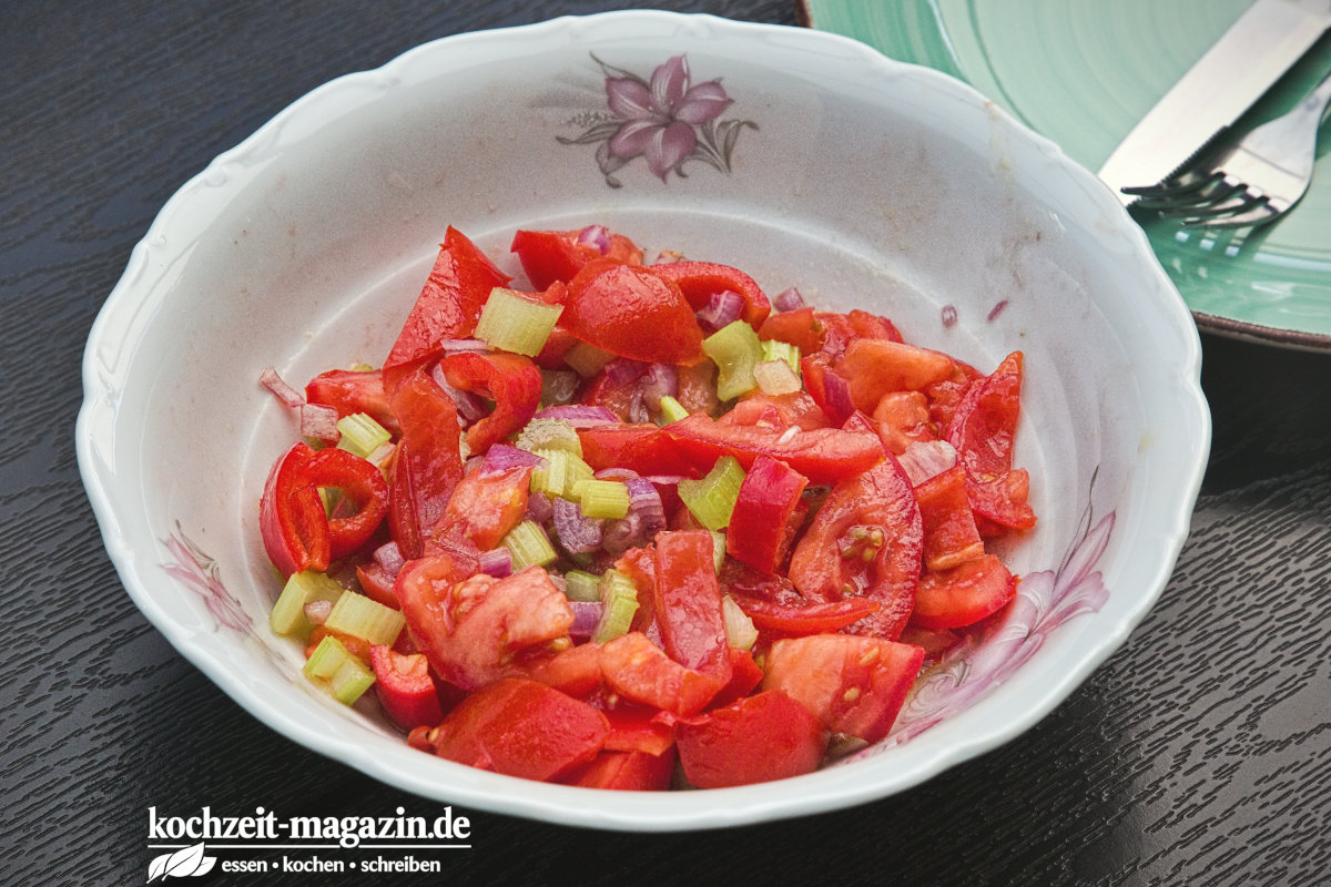 Tomaten Sellerie Salat, eine einfache aber geniale Beilage zu vielen Gerichten