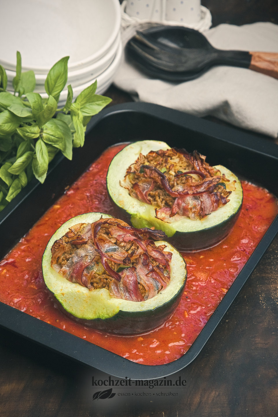 Gefüllte Zucchini mit Hack und Tomatensoße