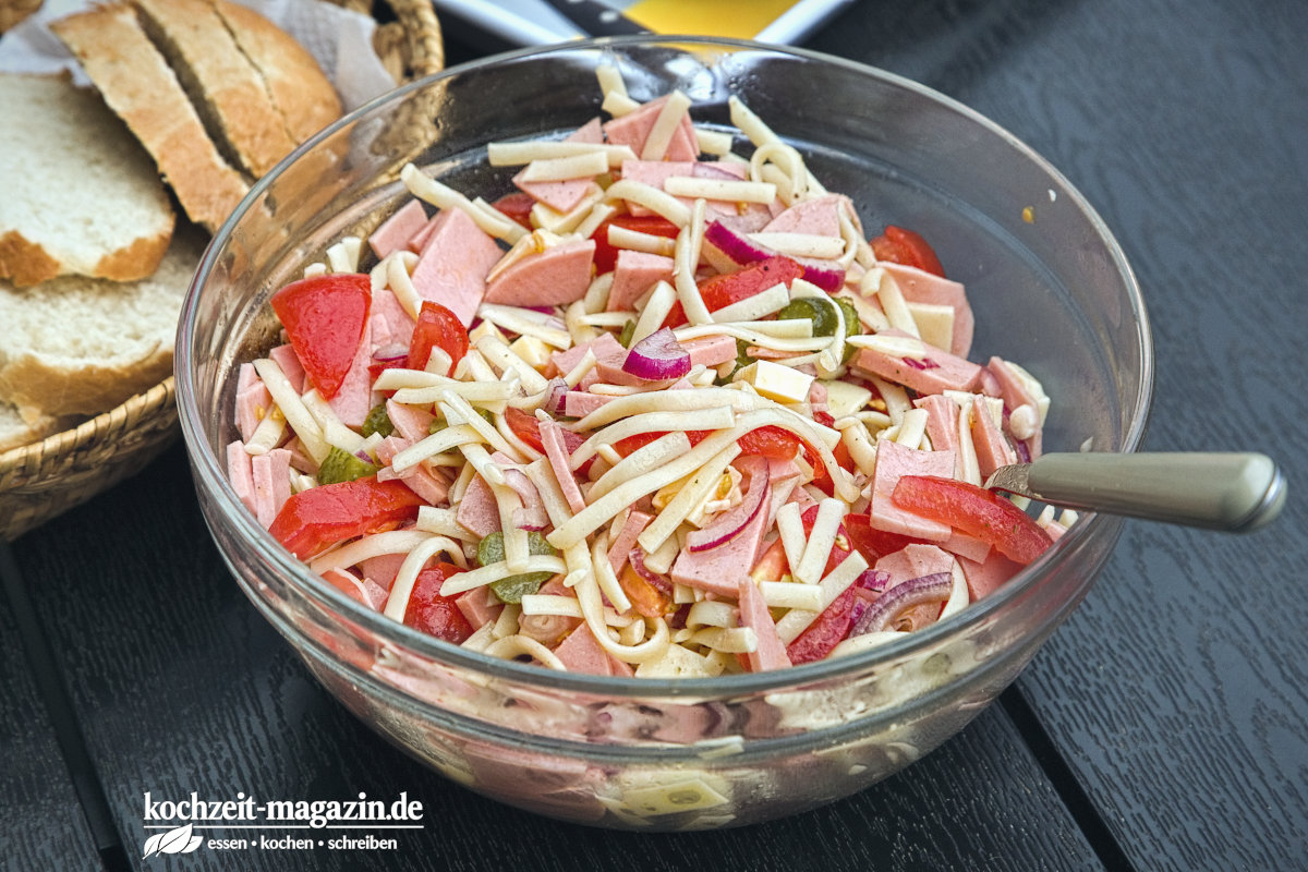 Nudel Wurst Salat, ein einfaches Rezept für warme Tage
