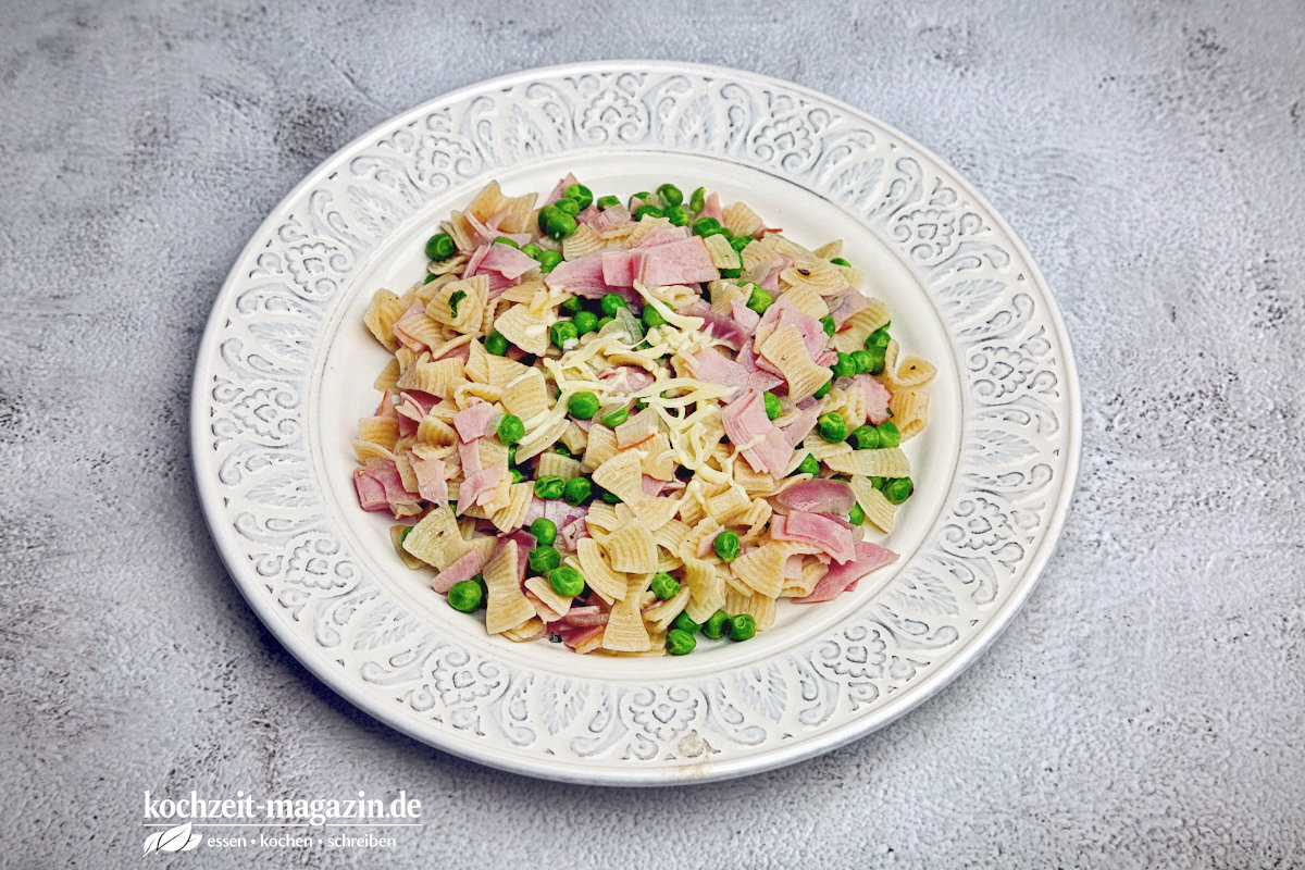 Schinkenfleckerl mit Erbsen Rezept