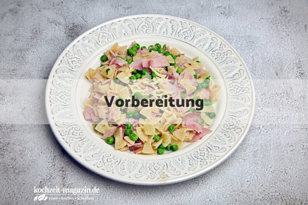 Schinkenfleckerl mit Erbsen Vorbereitung