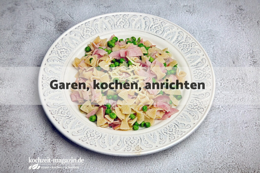 Schinkenfleckerl mit Erbsen garen